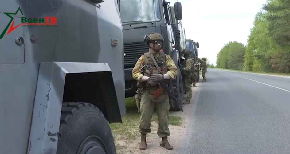 Минобороны Беларуси показало видеопостановку о нападении водителя с петардами на военных. Подробности