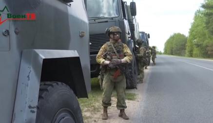 Минобороны Беларуси показало видеопостановку о нападении водителя с петардами на военных. Подробности