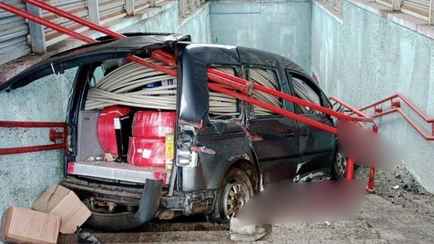 Под Дзержинском автомобиль влетел в подземный переход. Есть жертвы