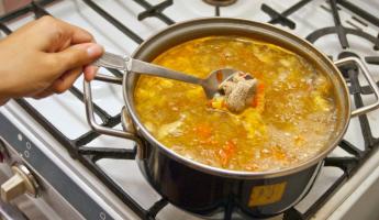 Что делать, если пересолили суп? Понадобится марля и всего один продукт