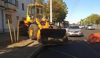 В Минске погрузчик наехал на легковушку