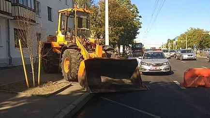 В Минске погрузчик наехал на легковушку