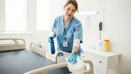 Ученые «скрестили» пластик с антисептиком. Поможет против больничных супербактерий?