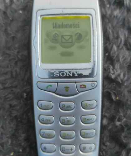 Sony J70. "Даже сеть ловит какого-то из операторов", говорит его хозяин