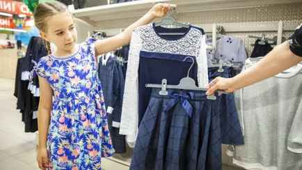 Могут ли белорусов заставить покупать школьную форму в определенном месте? Объяснили в Минобразования