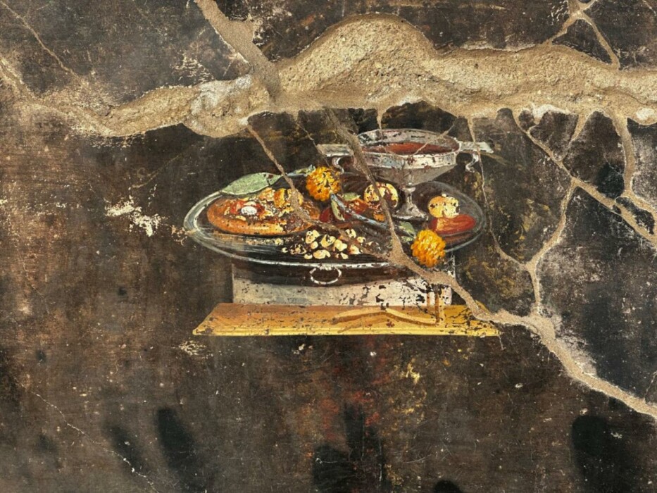В Помпеях нашли фреску с изображением древней пиццы. На ней есть... ананасы?!