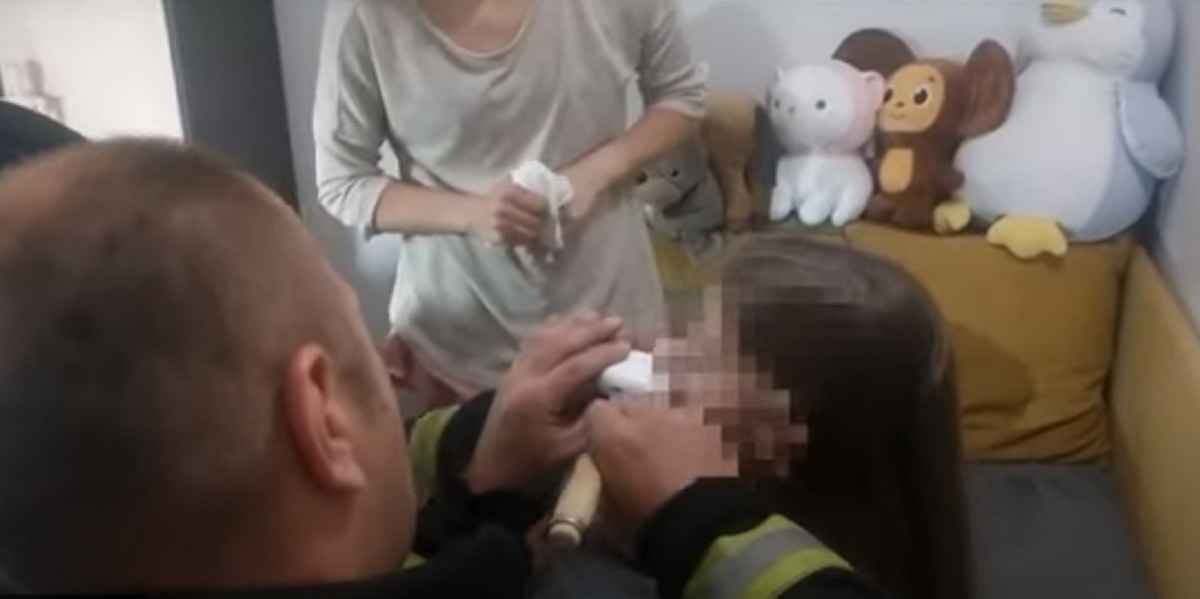 Появилось видео, как в Минске у девочки застряла в машинке губа. Вот что делали спасатели