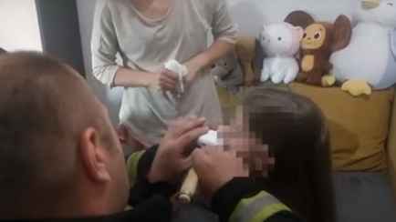 Появилось видео, как в Минске у девочки застряла в машинке губа. Вот что делали спасатели