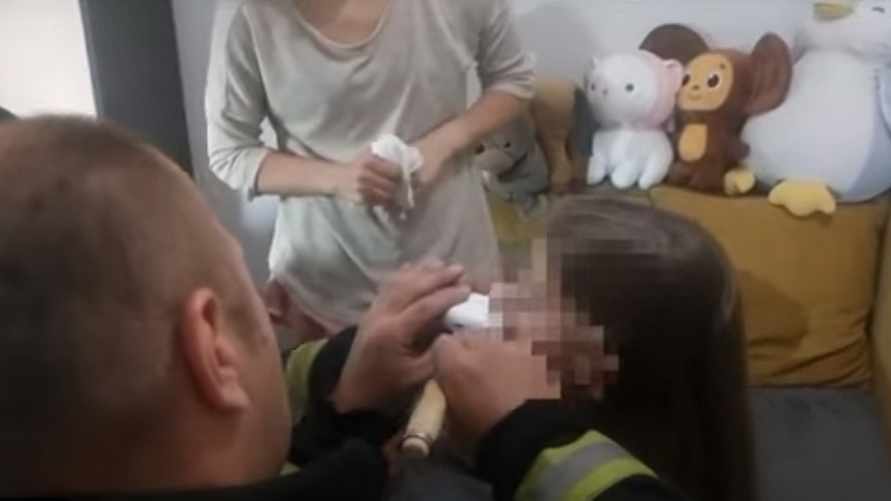 Появилось видео, как в Минске у девочки застряла в машинке губа. Вот что делали спасатели