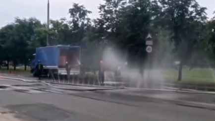 Появилось видео, как в Гродно на улице разлилась азотная кислота, и что с этим сделали в МЧС