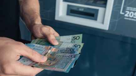 В Минтруда рассказали, сколько денег должны платить белорусам, если предприятие «на простое»