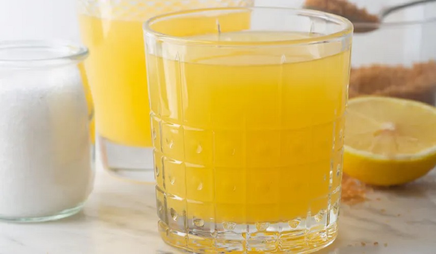 Этот доступный напиток белорусам посоветовали пить летом вместо воды. Как приготовить изотоник дома?