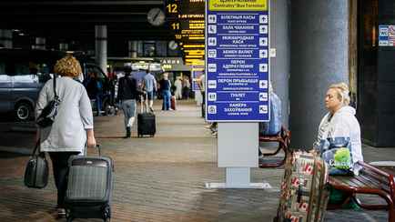 Уехали целые Барановичи? Эксперты подсчитали, сколько белорусов покинуло страну за два года