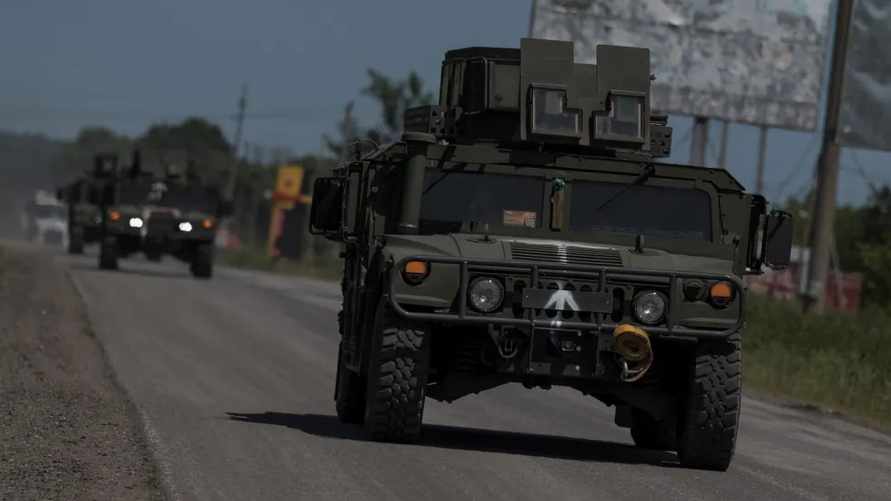 Принадлежащие ВСУ американские военные автомобили HMMWV (Humvee), фото Viacheslav Ratynskyi / Reuters / Scanpix / LETA