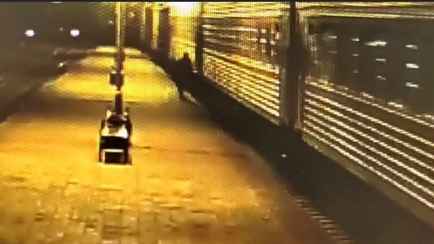 «Затянул воздушный поток» — В Минске мужчина выжил после того, как попал под поезд