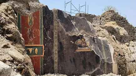 В Помпеях нашли фреску с изображением древней пиццы. На ней есть… ананасы?!