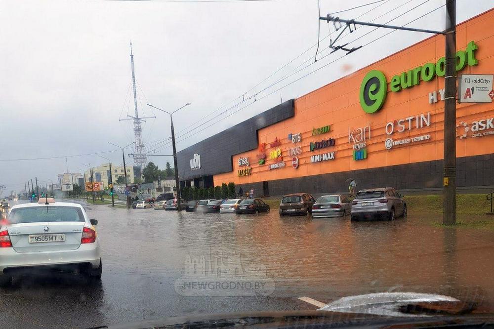 Сильный ливень обрушился на Гродно: улицы «поплыли». Когда ждать дождя в других городах?