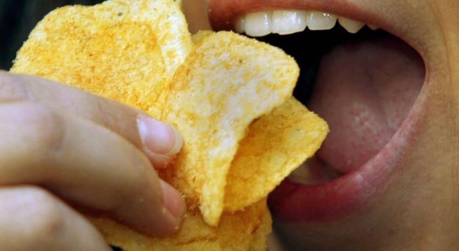 Как изобрели чипсы? Кулинарные легенды связывают происхождение чипсов
