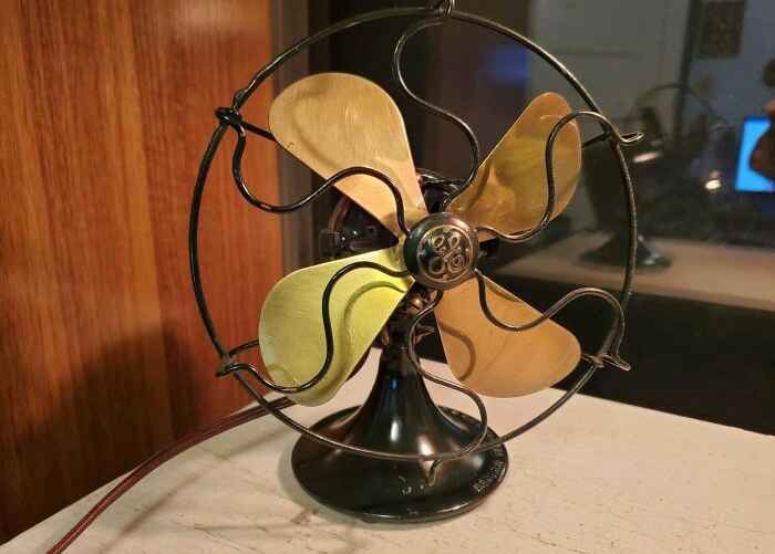 Настольный вентилятор General Electric 1925 года в почти идеальном состоянии. Он был очищен, лопасти отполированы. На нем все еще есть первоначальная краска. Шнур питания заменен современной репродукцией.