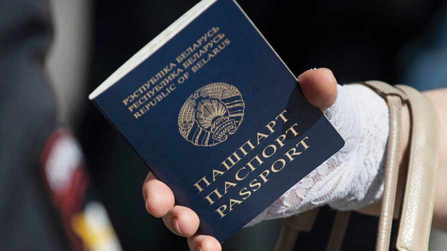 Как выглядит белорусский паспорт под ультрафиолетом? Пользователи TikTok нашли скрытые символы
