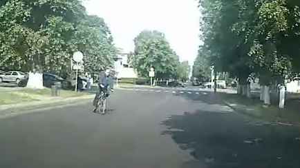 Появилось видео, как в Бобруйске велосипедист «влетает» в авто и уезжает. В ГАИ рассказали, что ему грозит