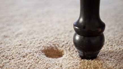 Как быстро убрать вмятины от мебели на ковре? Загляните в морозильник