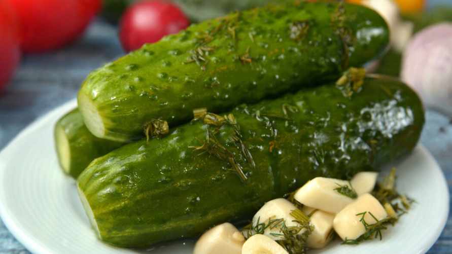 Как приготовить малосольные огурцы... без рассола? Будут готовы уже через несколько часов