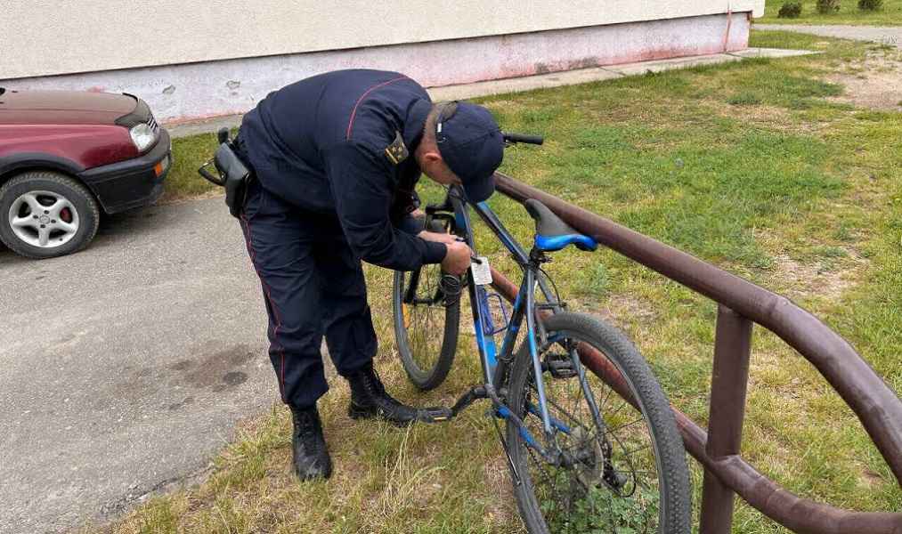 Милиционеры начали блокировать велосипеды белорусов спецтросами. Как избежать?