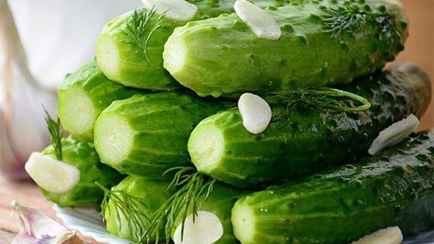 Замените воду этим. Нашли необычный рецепт малосольных огурцов