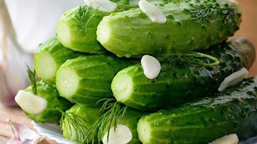 Замените воду этим. Нашли необычный рецепт малосольных огурцов