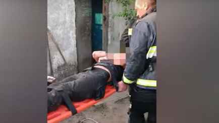 Под Любанью жена с мужем вместе упали в колодец. МЧС показало видео