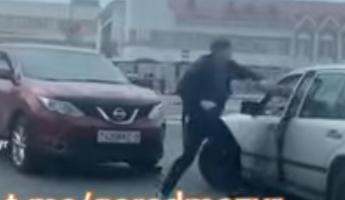 Появилось видео «разборки» в Мозыре: пассажир Nissan прямо на перекрестке напал на водителя Mercedes