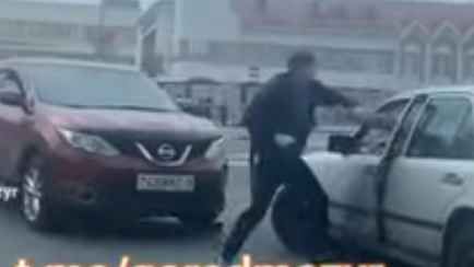 Появилось видео «разборки» в Мозыре: пассажир Nissan прямо на перекрестке напал на водителя Mercedes
