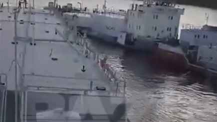 В России столкнулись два танкера. В реку могло попасть до 90 тонн бензина