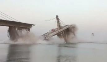 Появилось видео, как в Индии рухнул трехкилометровый четырехполосный  мост