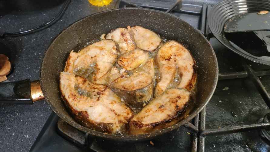 Белая красная рыба после жарки