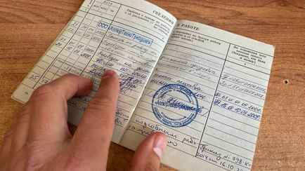 Могут ли белорусы исправить ошибку в трудовой книжке? Объяснили в Минтруда