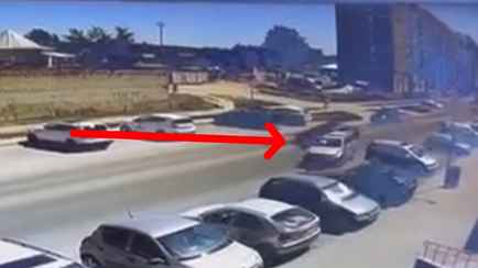 «Что у него в голове?» — На видео попало, как в Бресте автомобиль протаранил шесть машин. Но виноват другой?