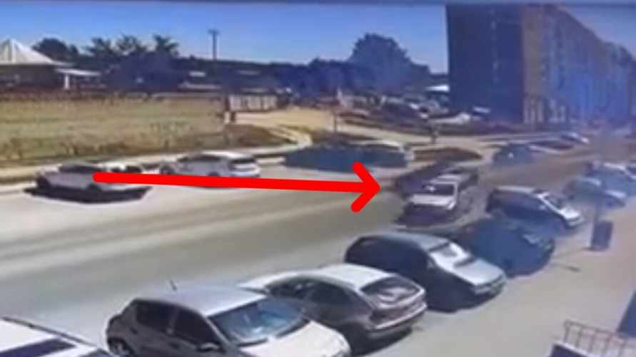 "Что у него в голове?" - На видео попало, как в Бресте автомобиль протаранил шесть машин. Но виноват другой?