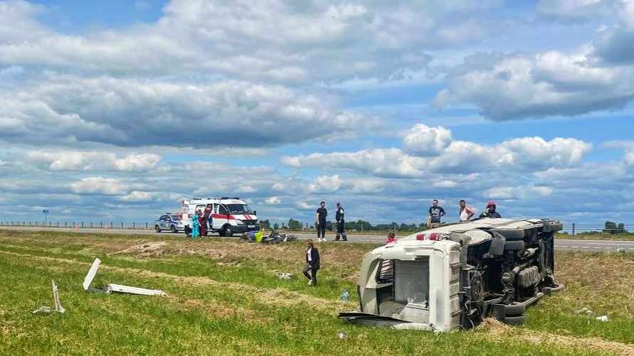 Под Гомелем перевернулась маршрутка с пассажирами