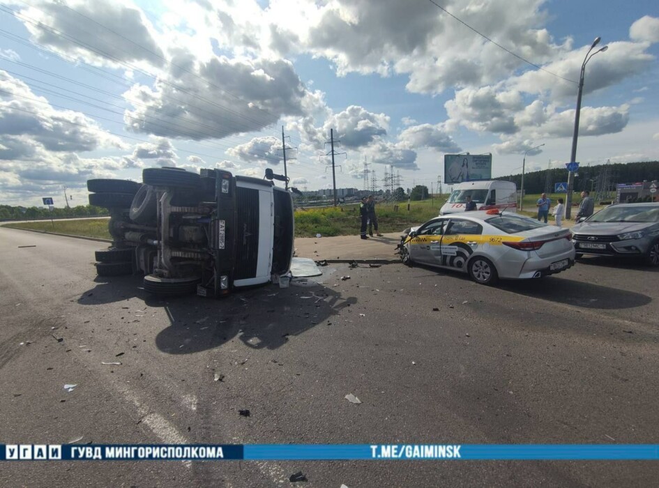 В Минске легковое такси протаранило грузовой МАЗ и уложило его на бок