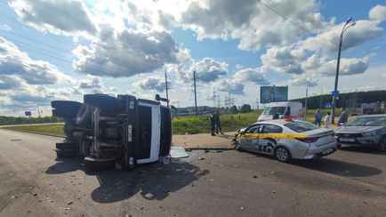 В Минске легковое такси протаранило грузовой МАЗ и уложило его на бок