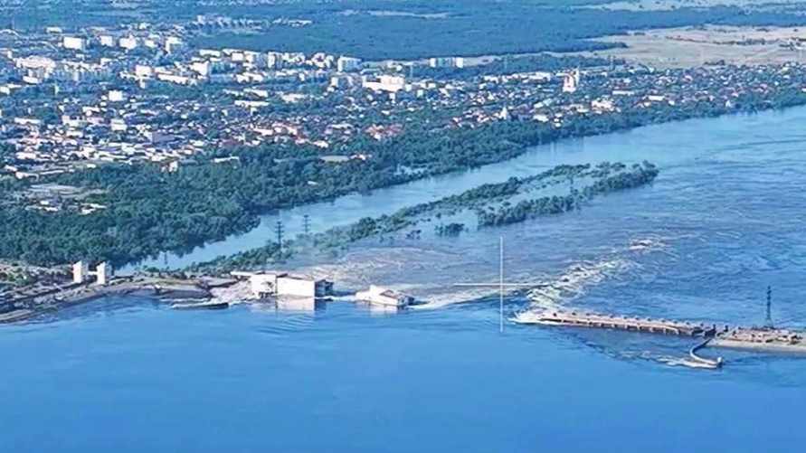 На Каховской ГЭС прорвало дамбу. Крым останется без воды?