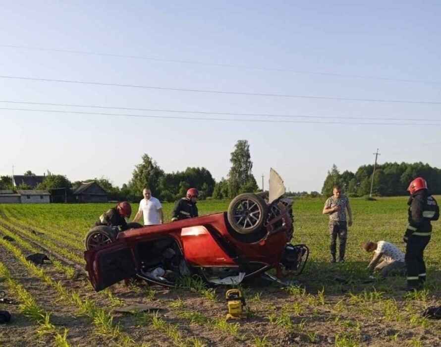 Под Слуцком перевернулась Tesla с 5 людьми. Один погиб