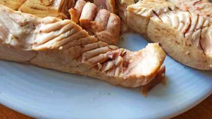 В белорусских магазинах заметили дешёвую красную рыбу, но белого цвета. Это как?