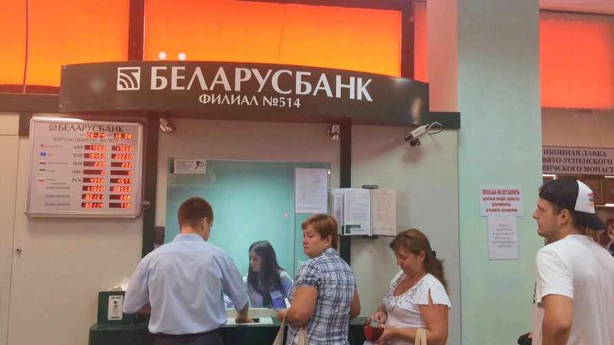 Будет ли девальвация? В ЕАБР спрогнозировали, когда доллар в Беларуси перешагнет курс в 3 рубля. А что будет с ценами?