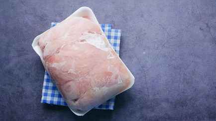 Многие белорусы допускают эти ошибки. Чем опасна неправильная разморозка курицы?