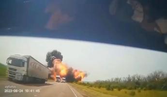 В РФ показали видео бомбежки дороги под Воронежом