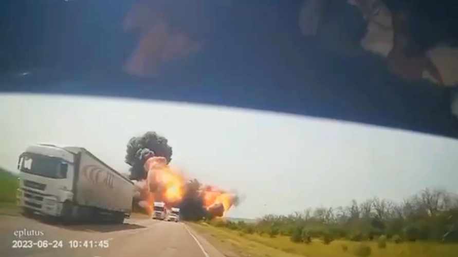В РФ показали видео бомбежки дороги под Воронежом