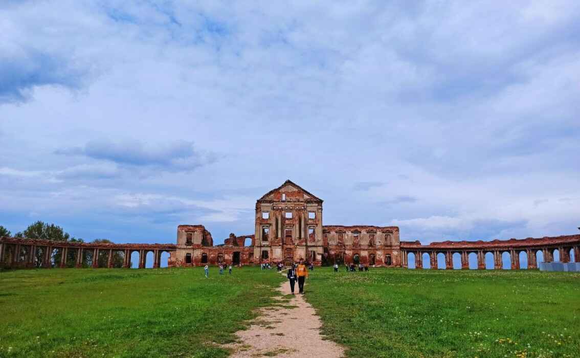 А Гудвин будет? В Беларуси решили перекрасить один из дворцов в изумрудный цвет